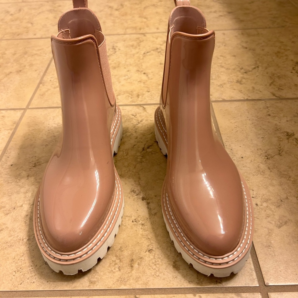 Dolce Vita pink rain boots. Size 9. Excellent condition. Only worn once.